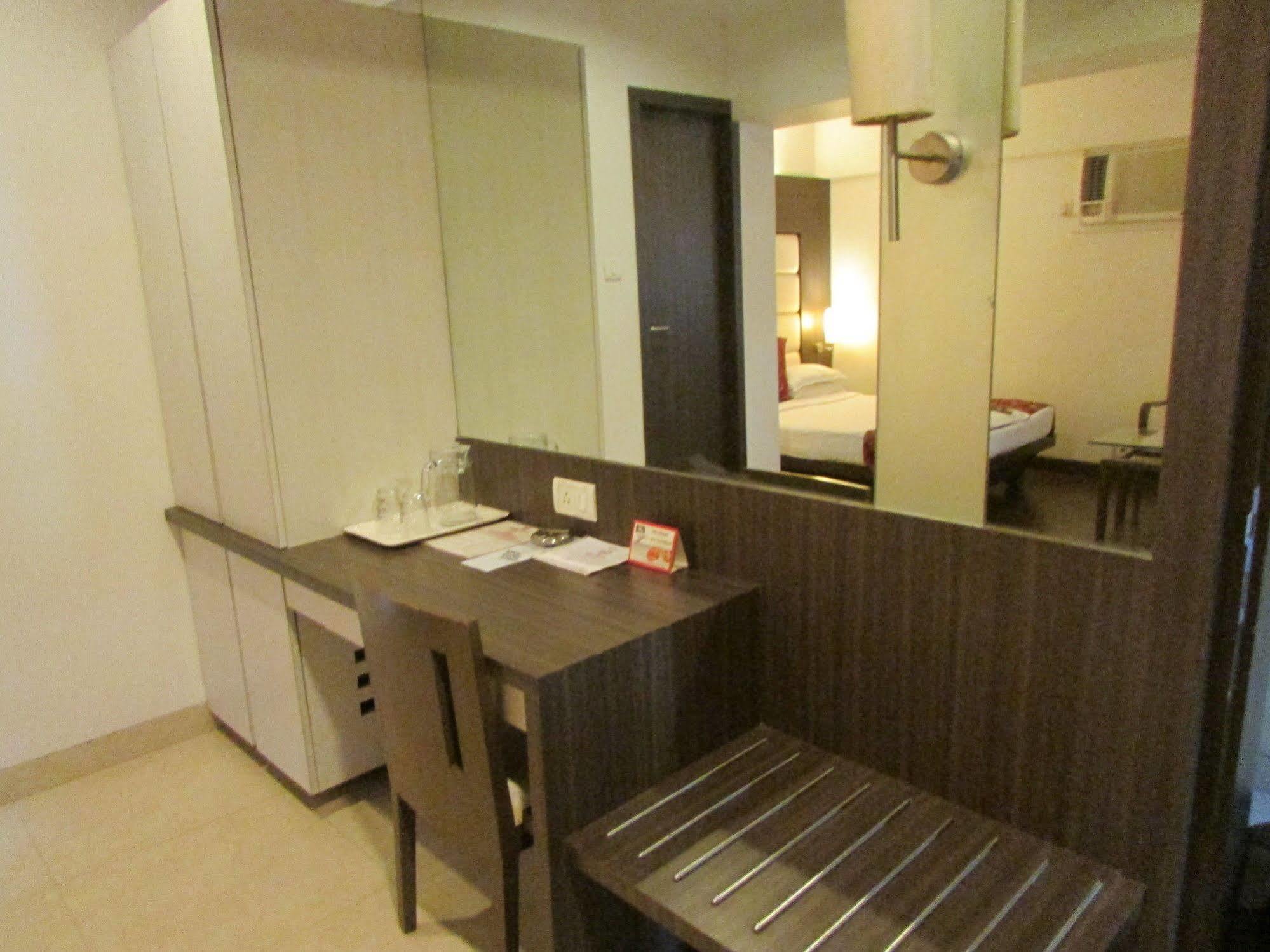 Hotel Mourya Residency Thane Esterno foto