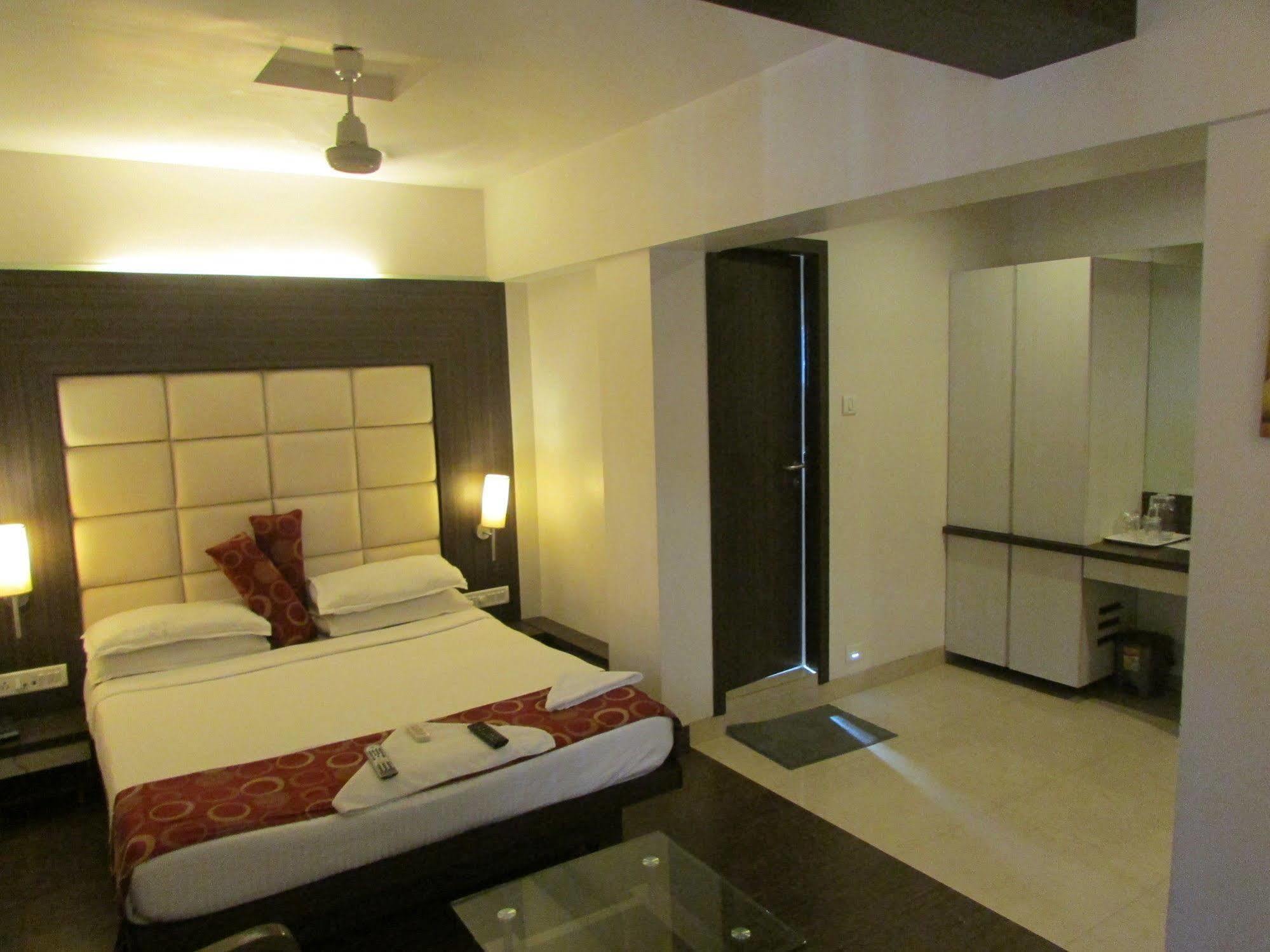 Hotel Mourya Residency Thane Esterno foto