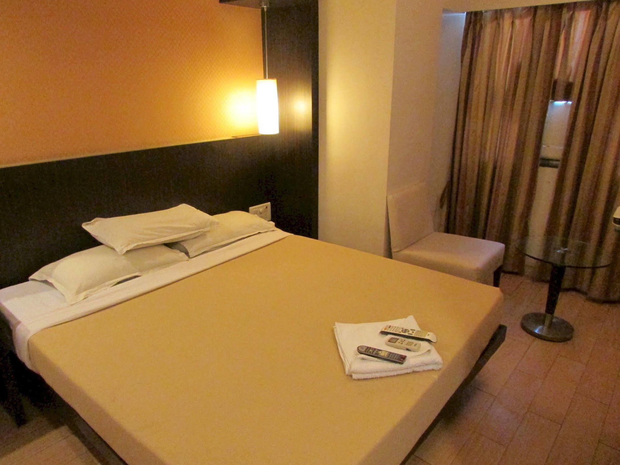 Hotel Mourya Residency Thane Esterno foto